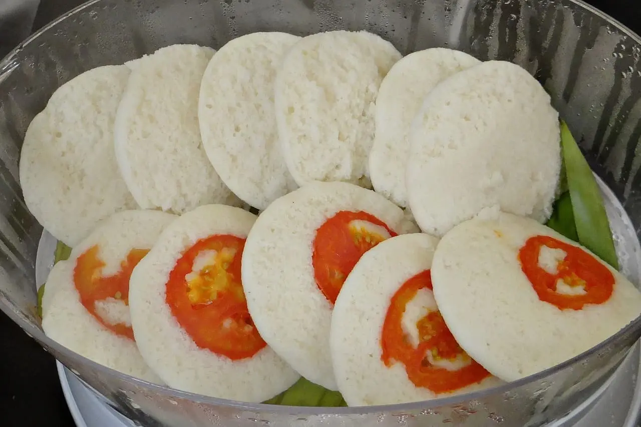 Many idlis are kept in a bowl