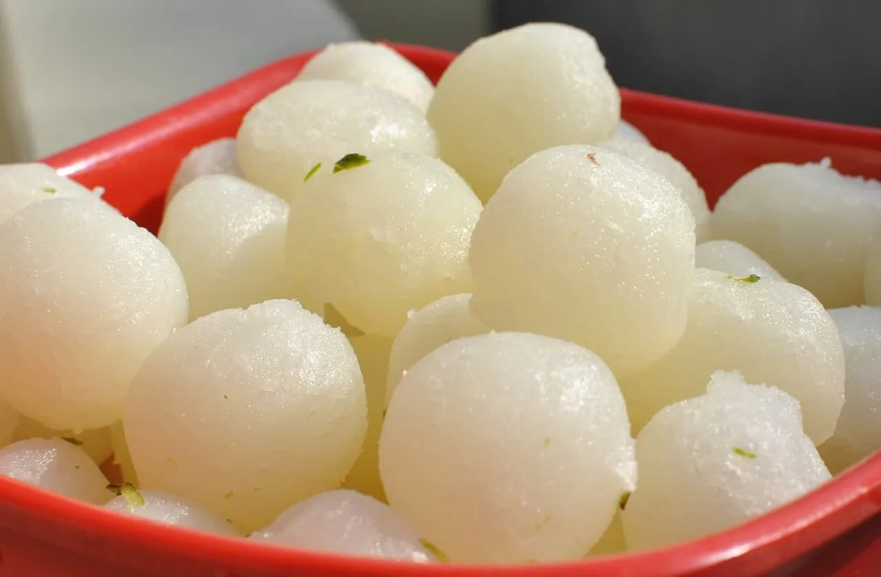 There are many rasgullas in a bowl